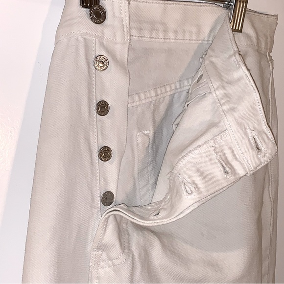 White Levi’s - Picture 4 of 4